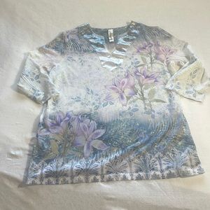 Sz M Endless Designs V neck blouse in
blues, violets and bright white. Floral
